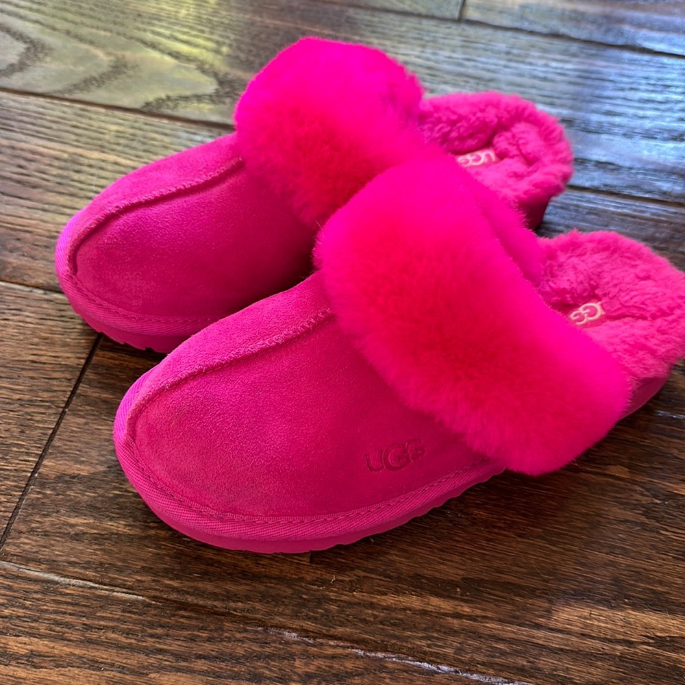 Ugg, hot pink, kids size 3, great condition slippers